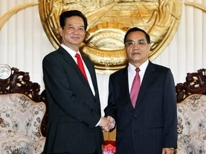 阮晋勇总理和老挝总理通辛·坦马冯